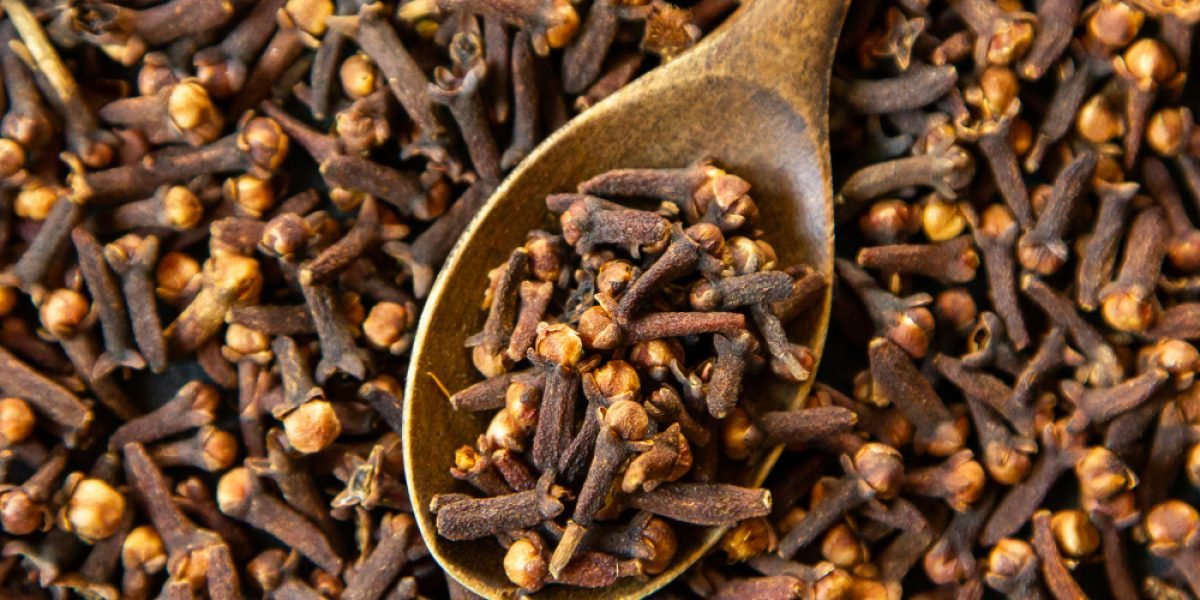 top-view-dried-cloves-with-wooden-spoon